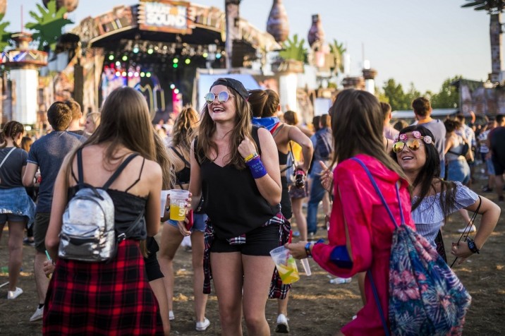 Fiatal lányok táncolnak a Balaton Sound fesztiválon Zamárdiban 2018. július 7-én. MTI Fotó: Bodnár Boglárka