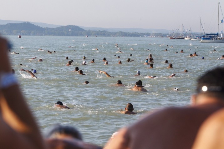 A 36. Balaton-átúszás résztvevői rajtolnak Révfülöpnél 2018. július 14-én. A versenyzők 5,2 kilométeres távot teljesítenek Révfülöp és Balatonboglár között. MTI Fotó: Varga György