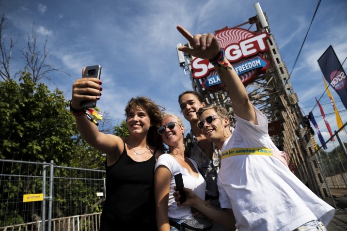 Fesztiválozók szelfit készítenek az óbudai Hajógyári-szigetre vezető K-híd előtt a 26. Sziget Fesztivál bejáratánál 2018. augusztus 6-án. Az idén augusztus 8. és 15. között rendezik meg a fesztivált. MTI Fotó: Mónus Márton