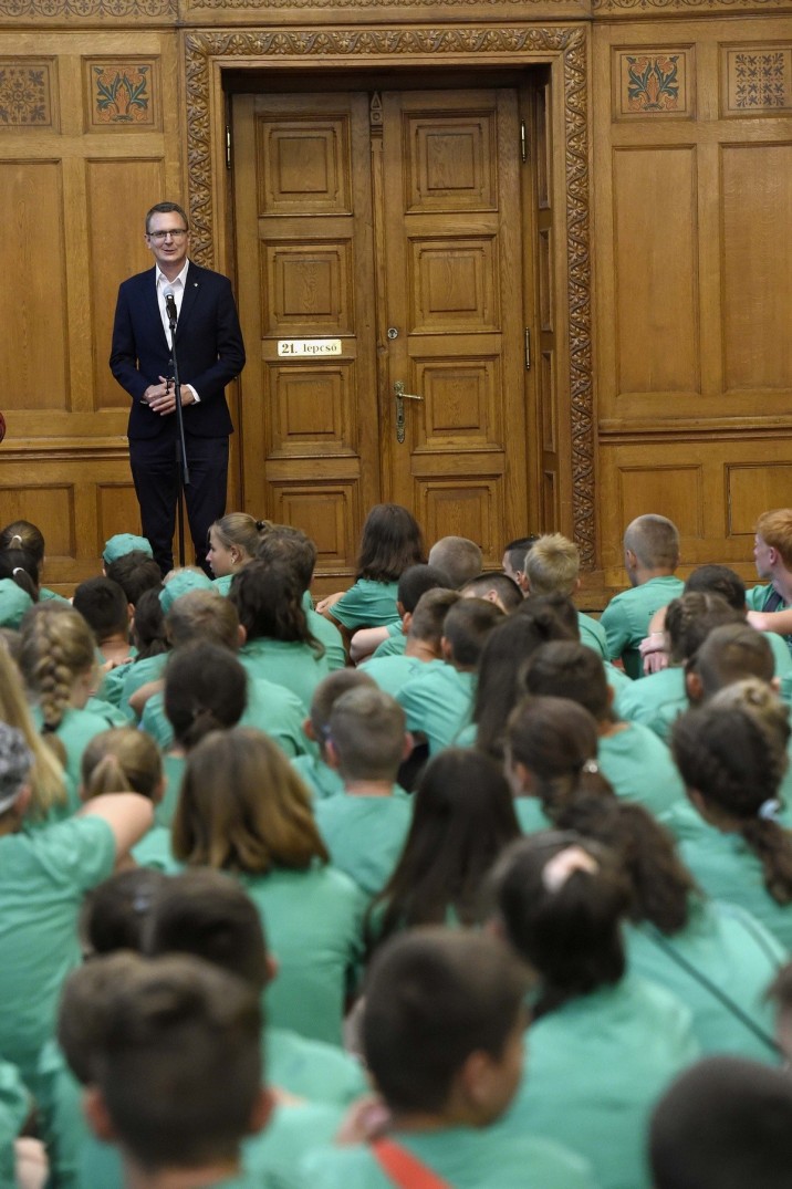 Rétvári Bence, az Emberi Erőforrások Minisztériumának (Emmi) parlamenti államtitkára kárpátaljai, magyarul tanuló, ukrán nemzetiségű gyerekeket köszönt az Országház Vadásztermében 2018. augusztus 10-én. A kétszáz gyermek a zánkai Erzsébet-táborban vakációzott. MTI Fotó: Bruzák Noémi