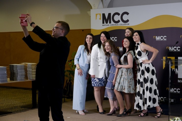 Végzős diákok fényképet készítenek magukról a Mathias Corvinus Collegium (MCC) posztgraduális programjainak diplomaátadóján 2022. május 28-án. MTI/Koszticsák Szilárd