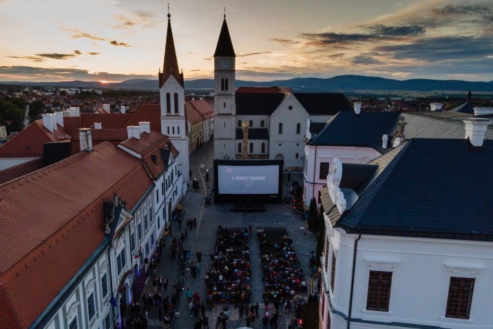 A Magyar Mozgókép Fesztivál megnyitója a veszprémi Szentháromság téren 2023. június 7-én. A június 7. és 10. között megrendezésre kerülő fesztivál A nemzet aranyai című film gálavetítésével vette kezdetét. MTI/Vasvári Tamás