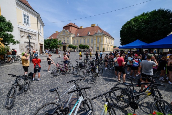 Fesztiválozók a Tekerj az EFOTT-ra biciklitúra székesfehérvári állomásán a Városháza téren 2023. július 12-én. A biciklitúrán több mint 150-en vettek részt, akik kedvezményesen juthatnak be az Egyetemisták és Főiskolások Országos Turisztikai Találkozójára (EFOTT). MTI/Vasvári Tamás 