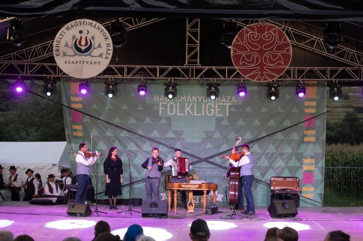 A Tokos zenekar koncertje Kacsó Hanga Borbálával a torockói Double Rise fesztivál Folk Udvarában 2023. augusztus 12-én. MTI/Kiss Gábor